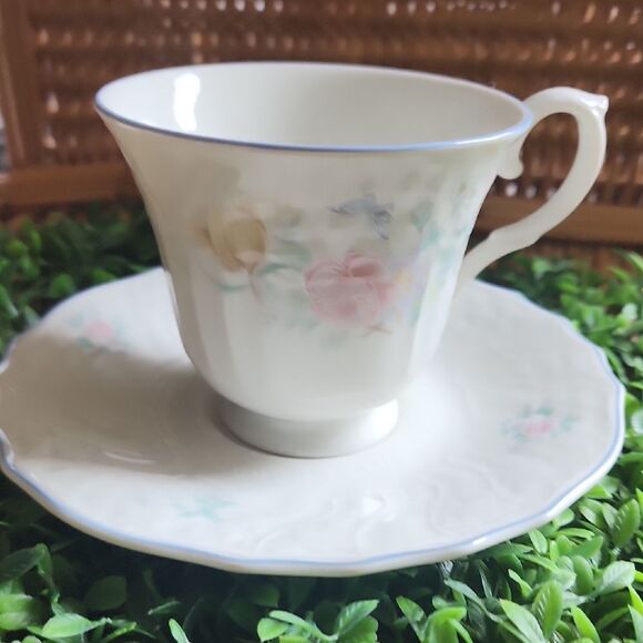 Royal Doulton Valencia Floral Teacup & Saucer The Moselle Collection - Picture 1 of 11